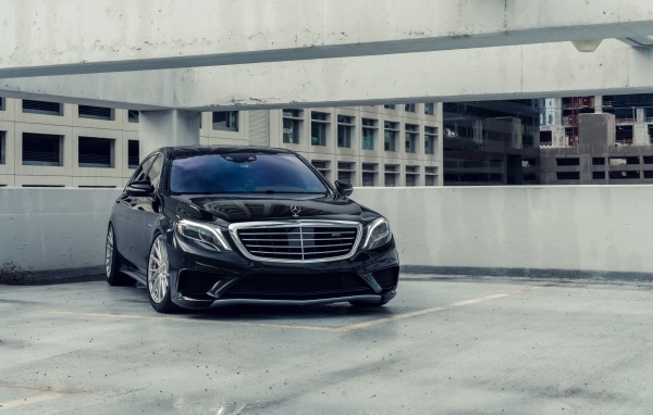Черный автомобиль Mercedes-Benz S-Coupe S 63 AMG