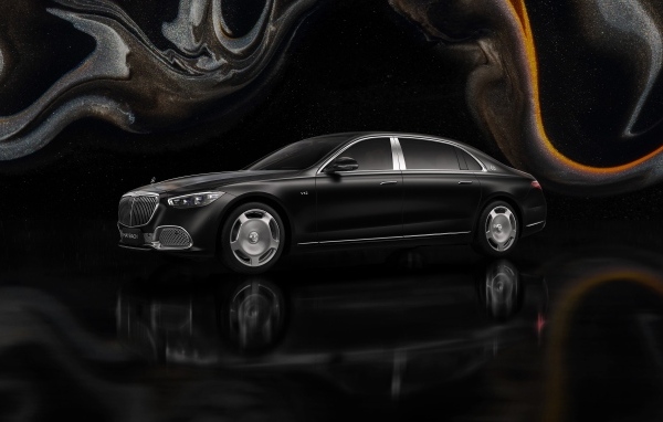 Черный автомобиль Mercedes MAYBACH S 680 4MATIC