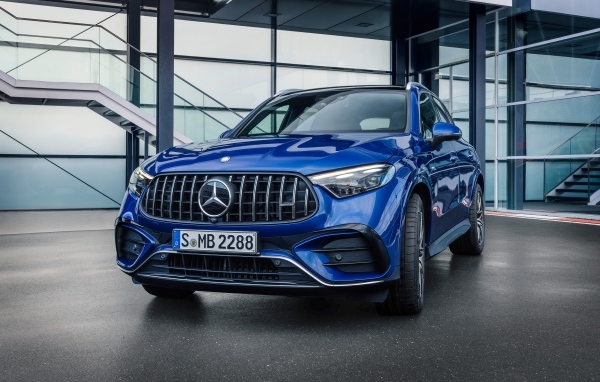 Синий автомобиль Mercedes-AMG GLC 43 4MATIC 2023 года