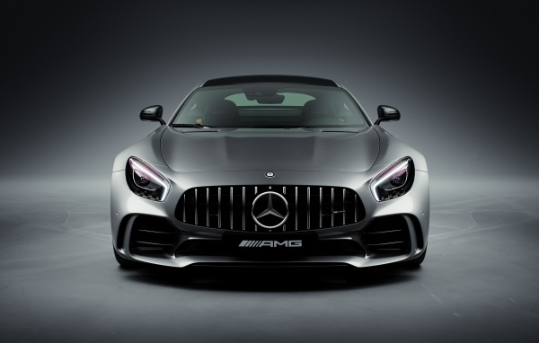 Вид спереди на автомобиль Mercedes-AMG GT R