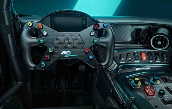 Салон автомобиля Mercedes-AMG GT2 PRO