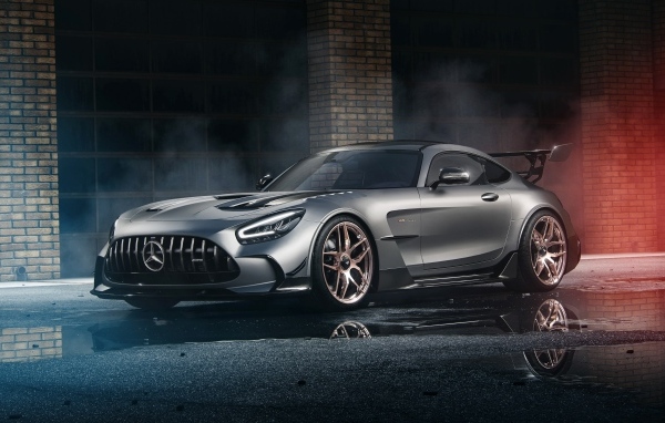 Автомобиль Mercedes-AMG GT Black Series у стены