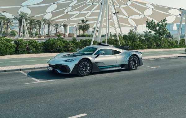 Автомобиль Mercedes-AMG ONE  у здания