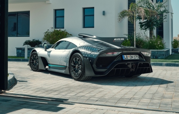 Автомобиль Mercedes-AMG ONE вид сзади