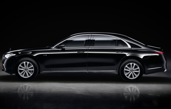 Автомобиль Mercedes-Benz S 680 Guard 4MATIC вид сбоку 