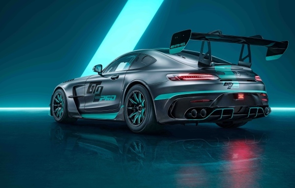 Вид сзади на гоночный автомобиль Mercedes-AMG GT2 PRO 2023 года