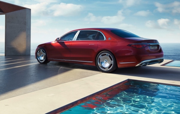 Красный автомобиль Mercedes-Maybach S-Class S 580 E 2023 года у бассейна