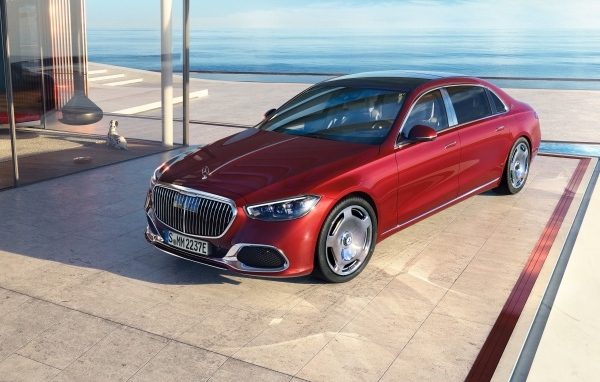 Автомобиль Mercedes-Maybach S 580 E 2023 года красного цвета