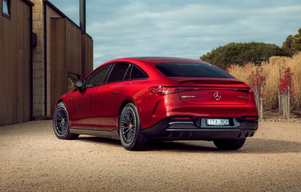 Красный автомобиль Mercedes-AMG EQS 53 4MATIC+