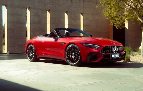 Красный кабриолет Mercedes-AMG SL 63 4MATIC+ 2023 года