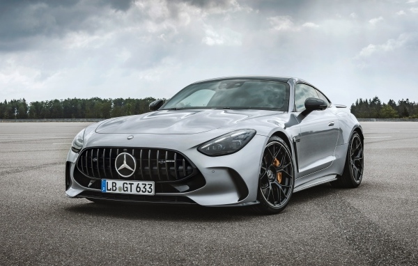 Серебристый автомобиль Mercedes-AMG GT 63 4MATIC+ 2023