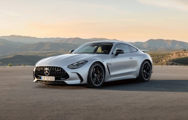 Серебристый автомобиль Mercedes-AMG GT 63 4MATIC+ 2023 года на фоне гор