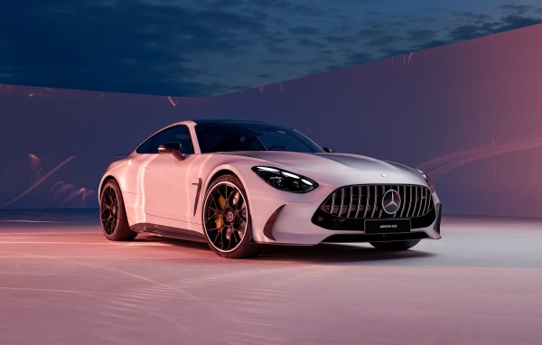 Серебристый автомобиль Mercedes AMG GT 2024 года