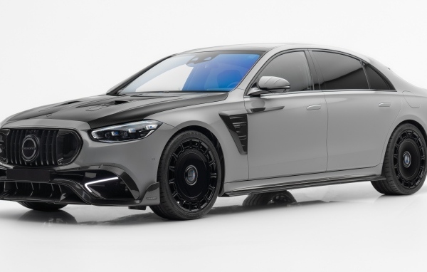 Серебристый автомобиль Mansory Mercedes-AMG S 63 E Performance 2023 года