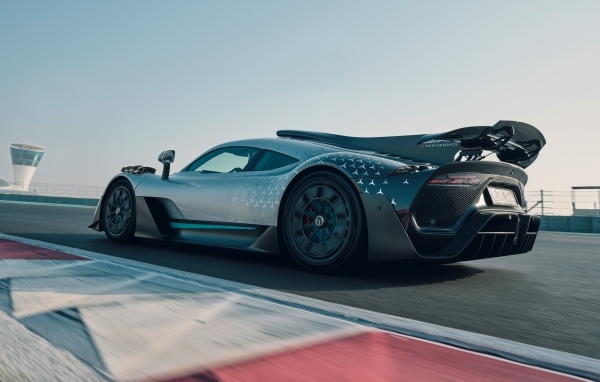 Спортивный автомобиль Mercedes-AMG ONE на трассе