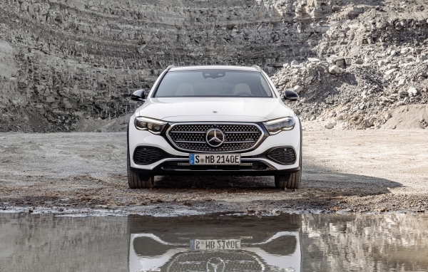 Белый автомобиль Mercedes-Benz E 450 4MATIC All-Terrain 2024 года