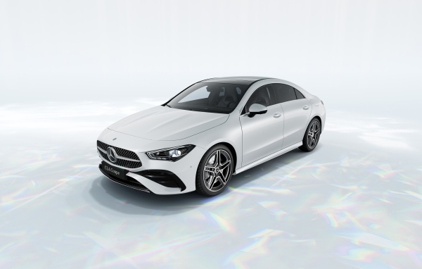 Белый автомобиль Mercedes-Benz CLA 260 4MATIC AMG Line