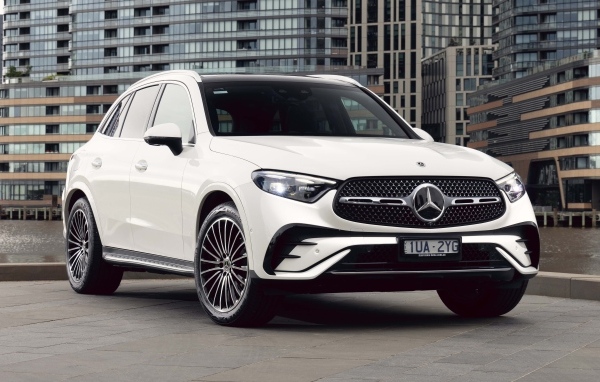 Белый автомобиль Mercedes-Benz GLC 300 4MATIC AMG Line 2023 года