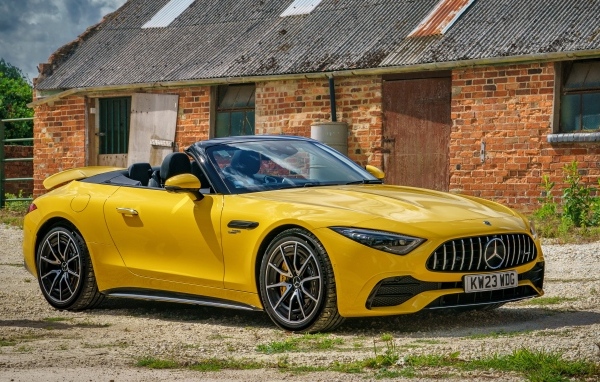 Желтый кабриолет Mercedes-AMG SL 43 2023  года