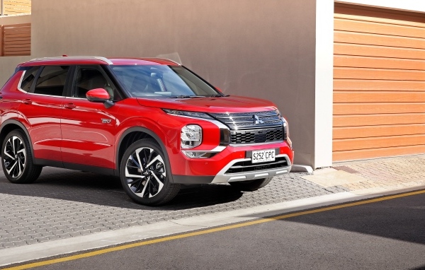 Красный внедорожник Mitsubishi Outlander PHEV Aspire