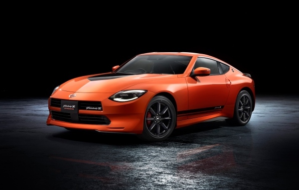 Автомобиль Nissan Fairlady Z Customized Edition 2023 года на черном фоне