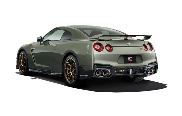 Автомобиль Nissan GT-R Premium Edition T-Spec 2023  года на белом фоне