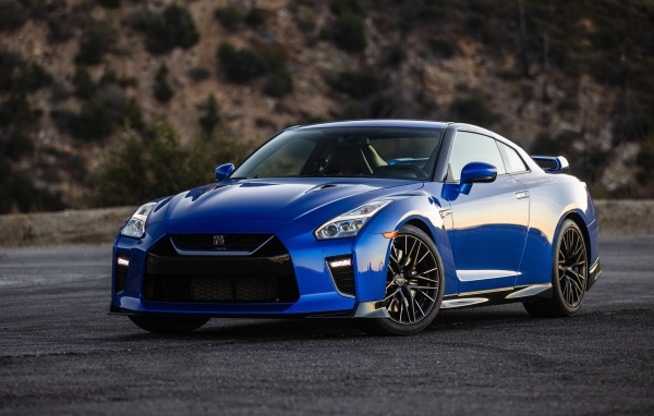 Синий автомобиль Nissan GT-R Premium