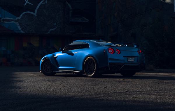 Автомобиль Nissan GT-R вид сзади