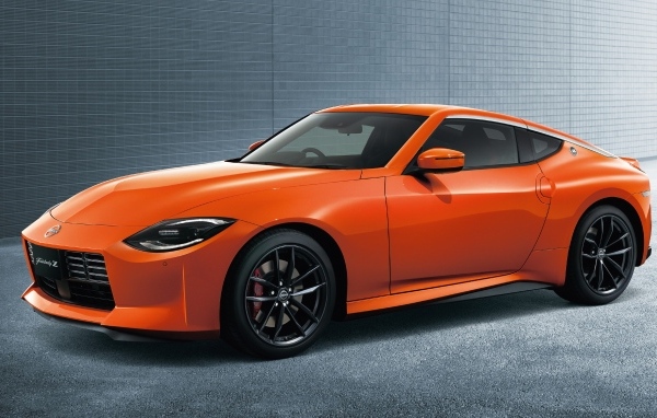 Оранжевый автомобиль Nissan Fairlady Z Version T