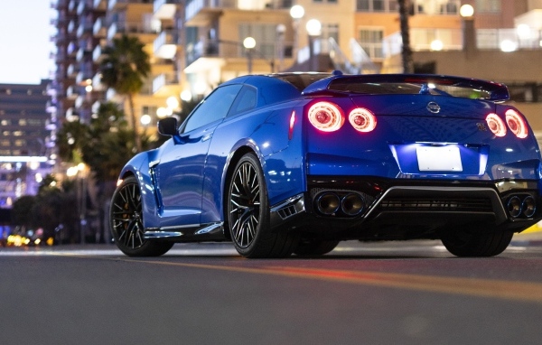 Вид сзади на автомобиль Nissan GT-R Premium