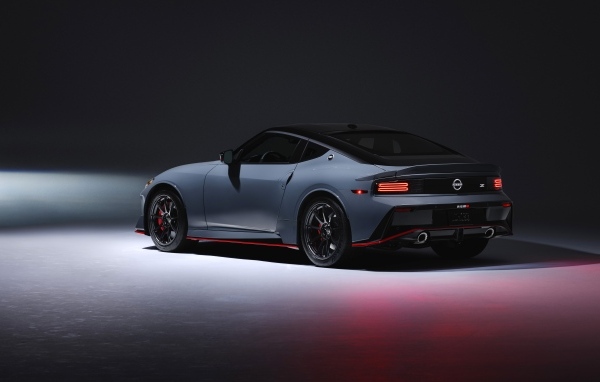 Вид сзади на автомобиль Nissan Z Nismo 2024 года