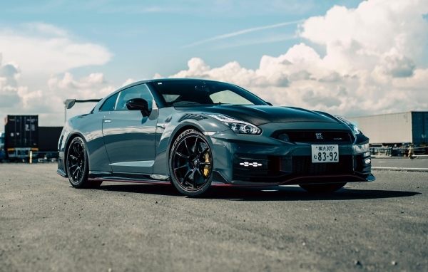 Стильный автомобиль Nissan GT-R Nismo  вид спереди