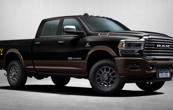 Большой черный пикап Ram 3500 Yellowstone Edition Crew Cab 2022