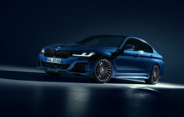 Синий автомобиль Alpina B5 GT 2023 года