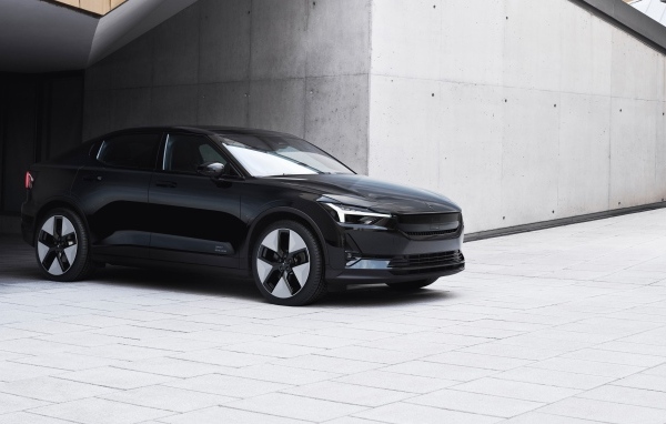 Черный автомобиль Polestar 2 2023 года у серой стены