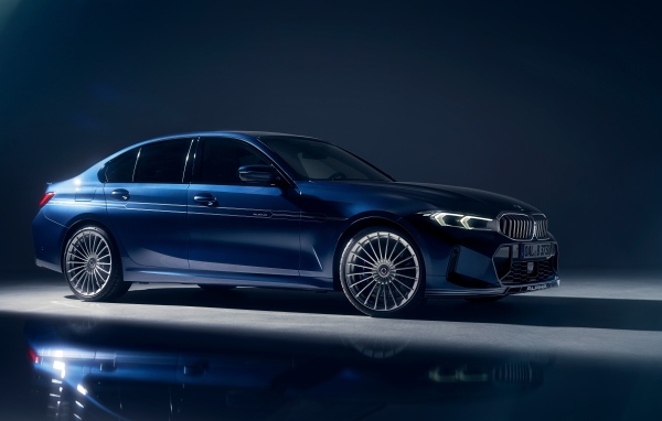 Синий автомобиль Alpina B3 Limousine 2022