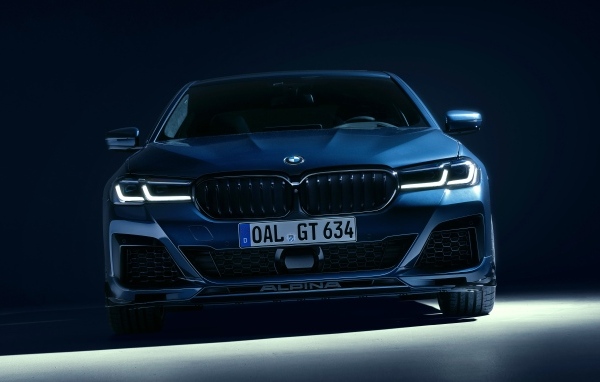 Синий автомобиль Alpina B5 GT 2023 вид спереди