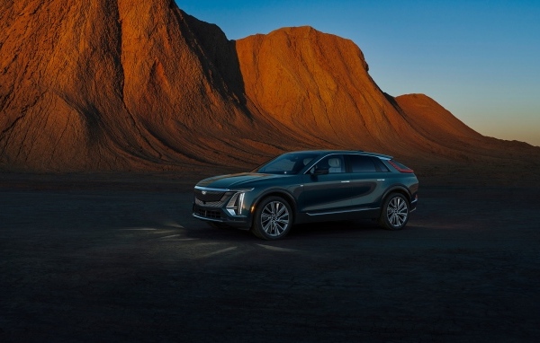 Автомобиль Cadillac Lyriq Tech 2023  в горах