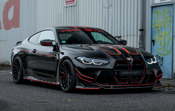 Автомобиль Manhart MH4 GTR II 2022 стоит у гаража