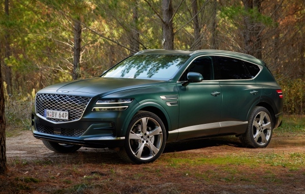 Внедорожник Genesis GV80 3.5T AWD в лесу
