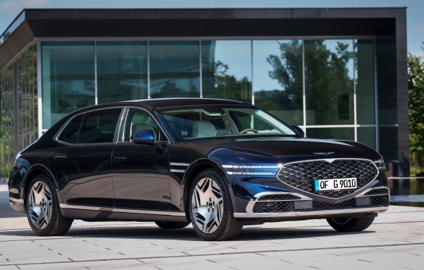 Стильный дорогой автомобиль Genesis G90 Long Wheelbase 2023 года у дома