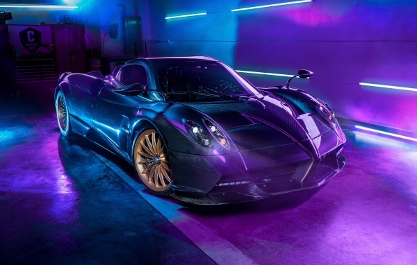 Черный автомобиль Pagani Huayra Roadster