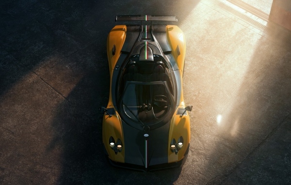 Вид сверху на автомобиль Pagani Zonda Cinque
