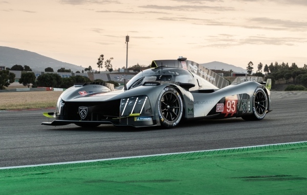Гоночный автомобиль Peugeot 9X8 2022 года