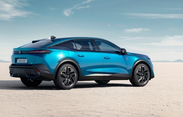 Синий Peugeot 408 GT вид сзади