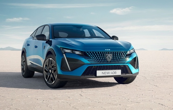 Синий автомобиль Peugeot 408 GT