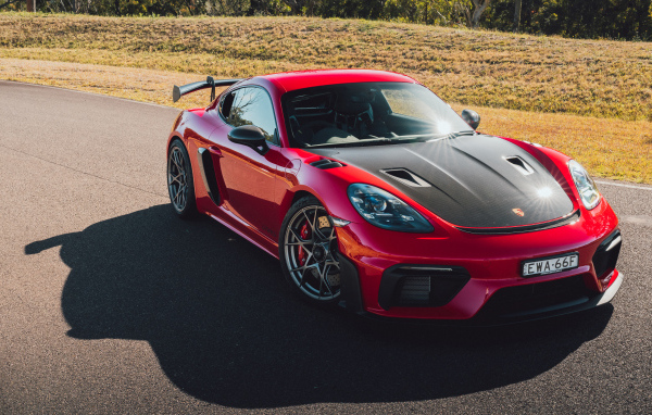 Спортивный автомобиль Porsche 718 Cayman GT4 RS Weissach Package 2023 года на дороге