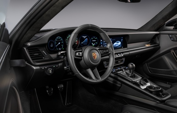 Салон автомобиля Porsche 911 ST 2023 года
