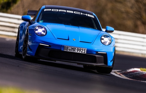 Красивый синий автомобиль Porsche 911 GT3