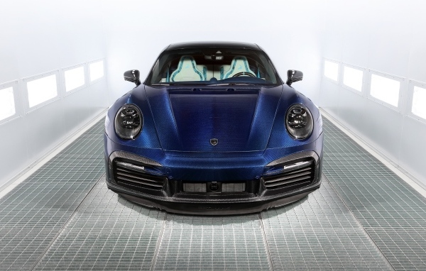 Синий автомобиль  Porsche 911 Turbo S Stinger GTR вид спереди